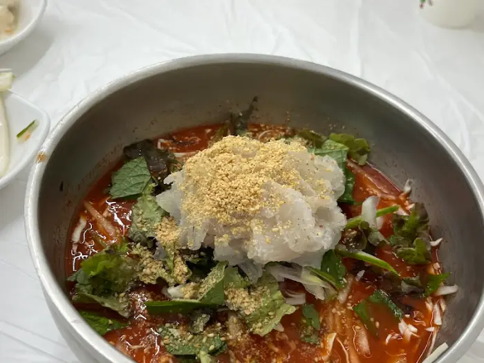 물회 위에 올려진 세꼬시