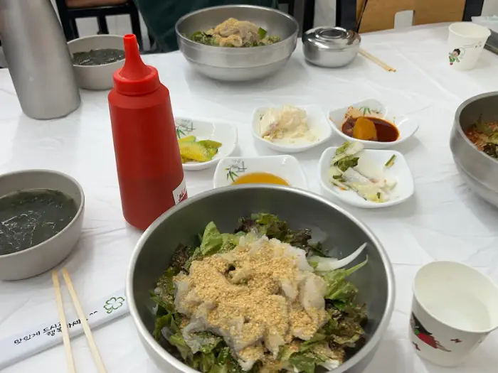 물회와 함께 제공되는 소면