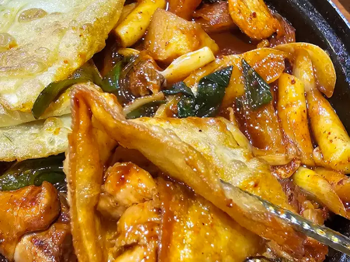 닭도리탕 안의 푸짐한 닭고기와 채소