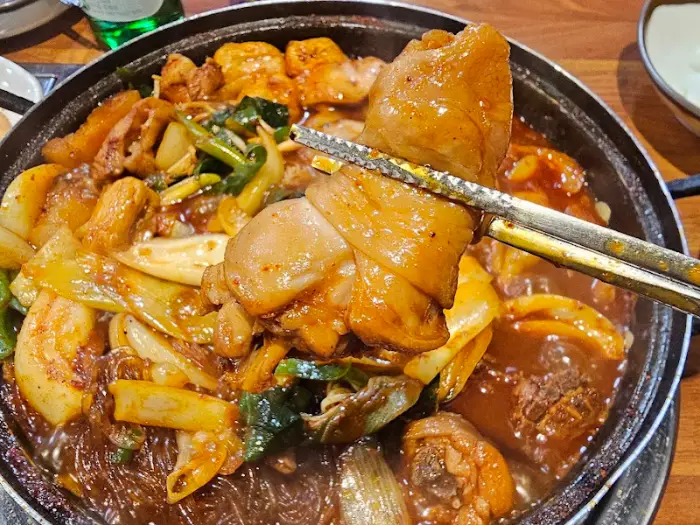 젓가락으로 집어 올린 닭도리탕 속 닭고기