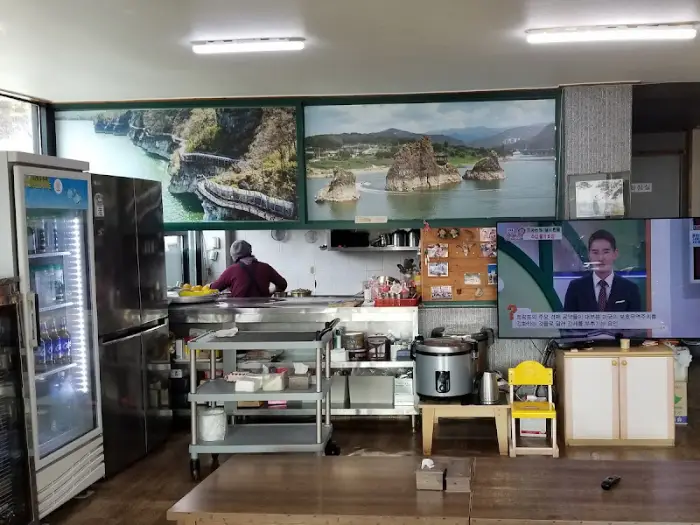 식당 내부 모습, 주방과 홀이 보이는 전경