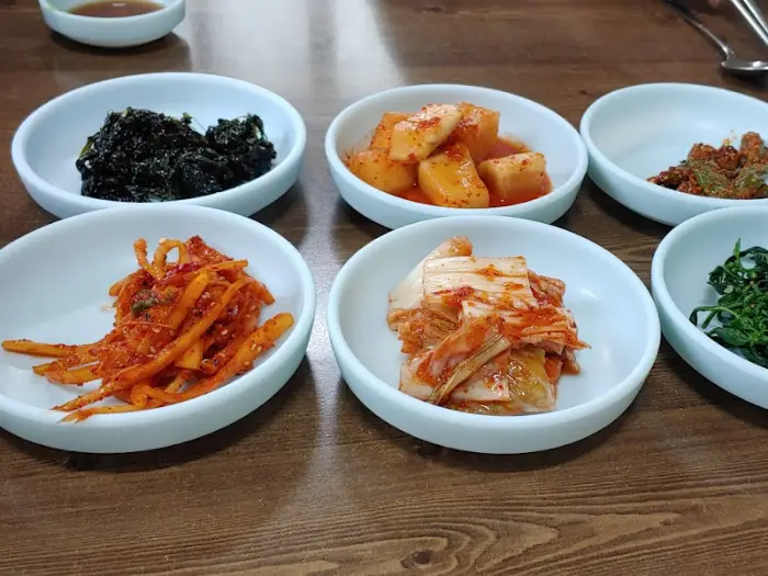 다양한 종류의 김치와 반찬들