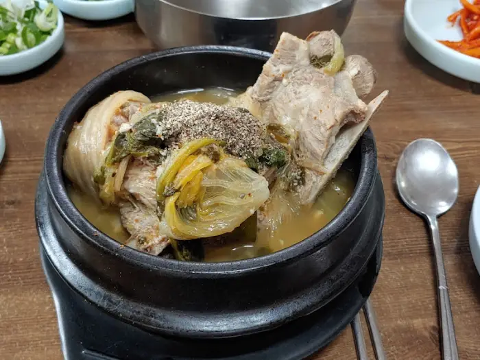 푸짐한 뼈다귀해장국
