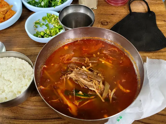 칼칼한 국물의 육개장