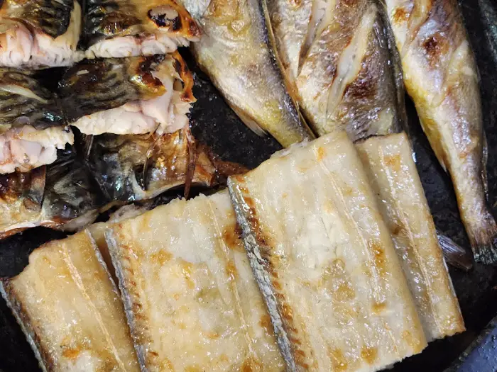 잘 구워진 고등어와 갈치 단면