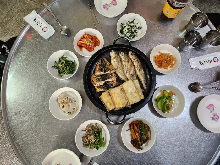 푸짐하게 차려진 생선 정식 한 상