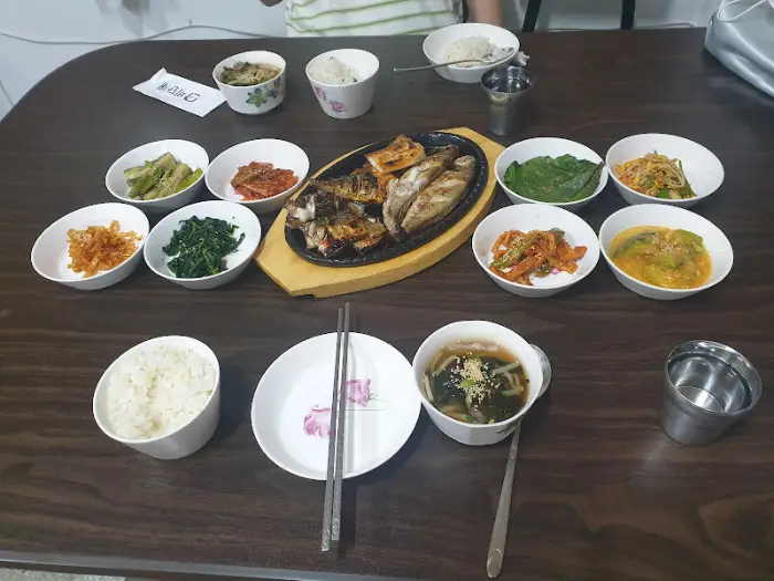 다양한 반찬들이 함께 나온 생선정식