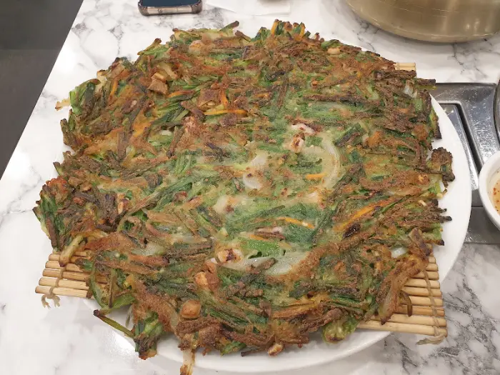 먹음직스러운 땡초부추전의 모습. 얇고 바삭하게 부쳐졌다.