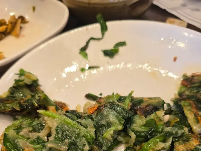 갓 구워져 나온 부추전