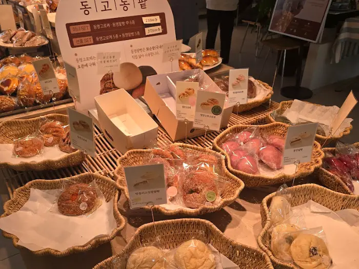 다양한 빵이 진열된 모습