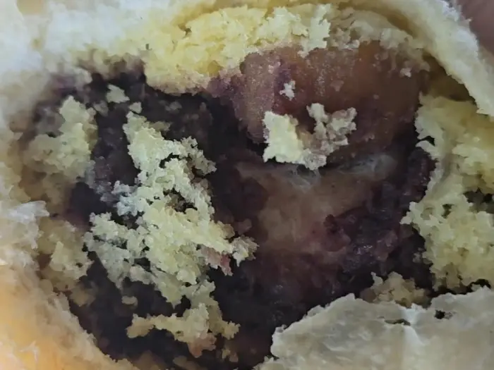 팥앙금이 듬뿍 들어있는 팥빵 내부