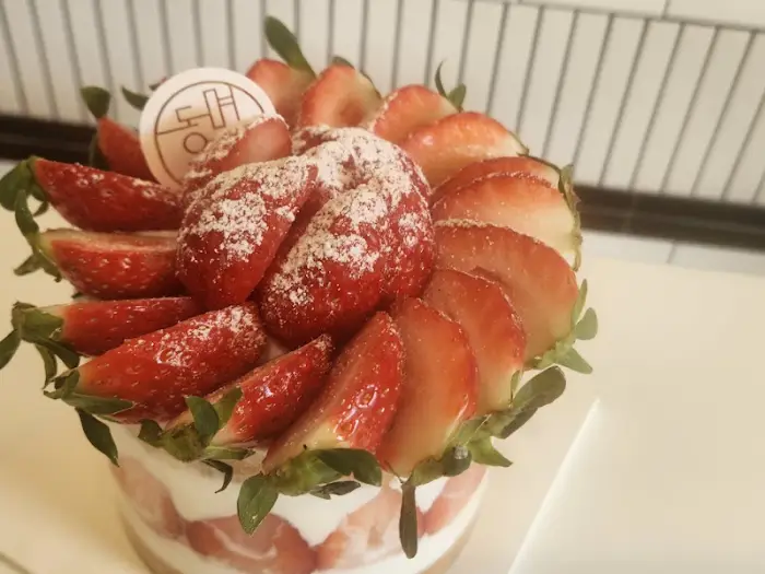 신선한 딸기가 가득한 케이크