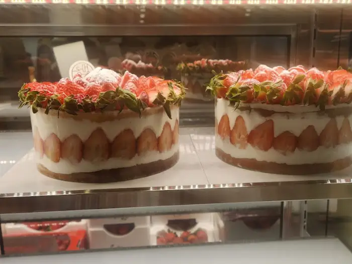 진열대에 놓인 딸기 케이크