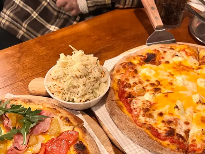 치즈와 샐러드가 함께 나온 피자