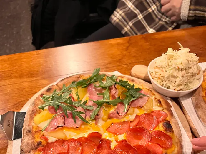 페퍼로니와 트리플 치즈 반반 피자