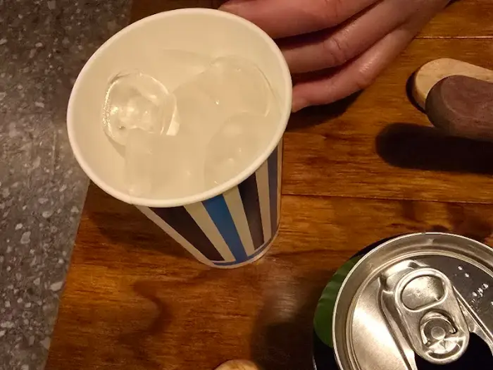 시원한 얼음이 담긴 컵