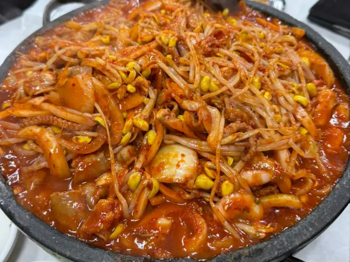 낙지와 곱창, 콩나물이 어우러진 모습