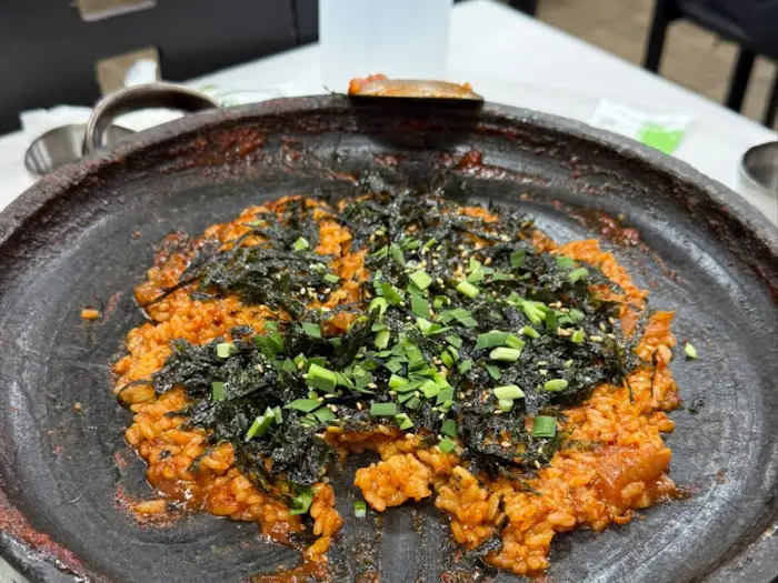 볶음밥 위에 김가루와 파가 뿌려져 있는 모습