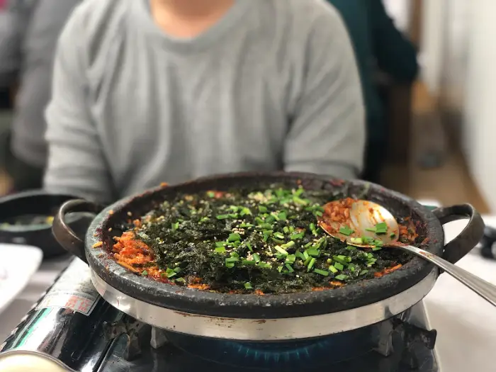 마지막 볶음밥을 숟가락으로 뜨는 모습