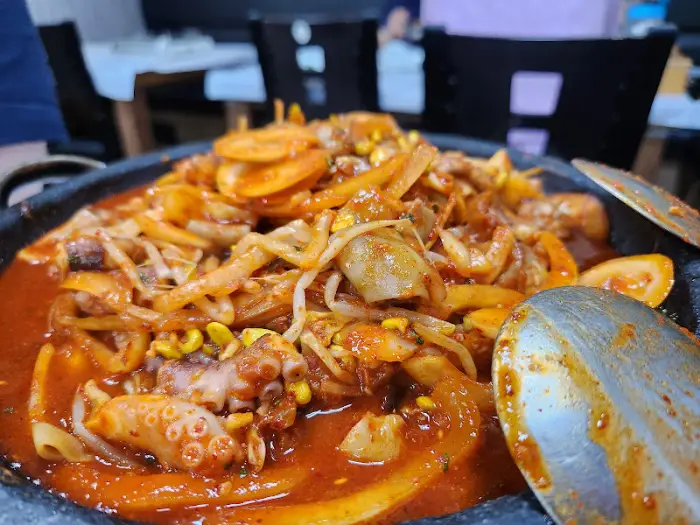 식탁 위에 차려진 다양한 반찬들