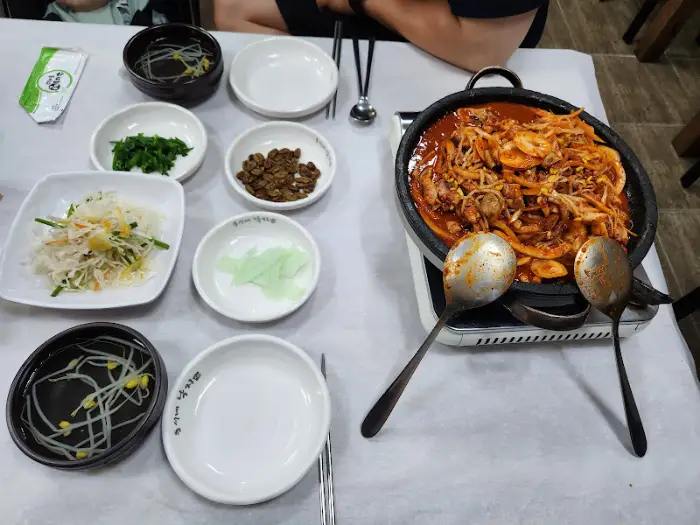 테이블에 놓인 소곱창낙지볶음과 밑반찬들