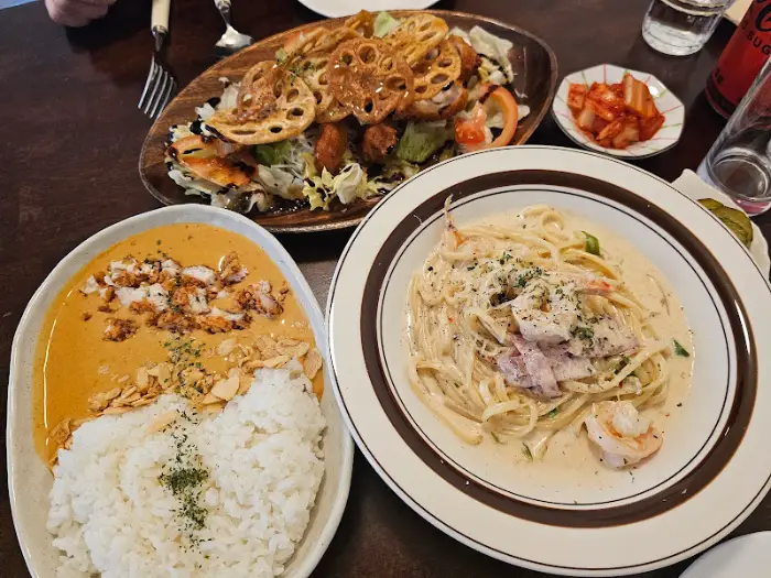 카레, 파스타, 샐러드 테이블 세팅