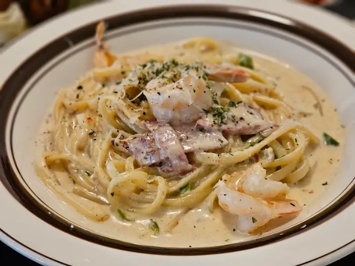 크림 파스타에 새우와 베이컨이 듬뿍 올라간 모습