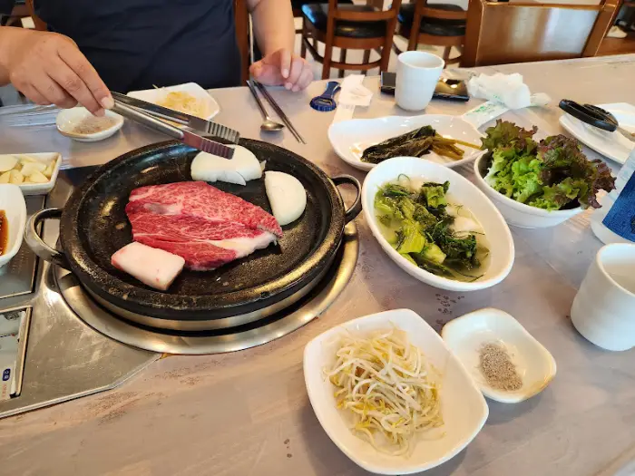 한우와 함께 준비된 반찬들