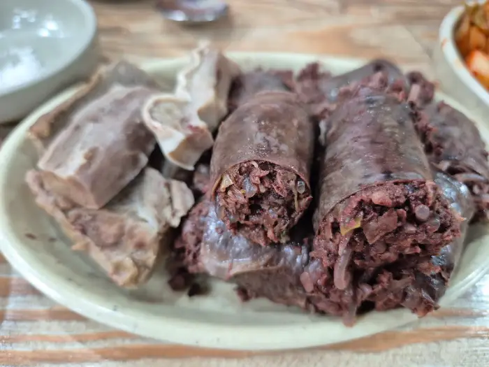 접시에 푸짐하게 담긴 순대와 머릿고기