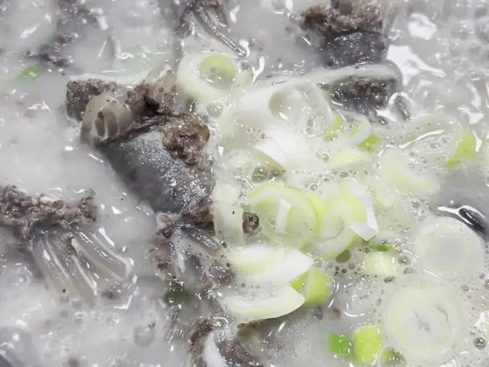 순대국밥 속의 푸짐한 건더기
