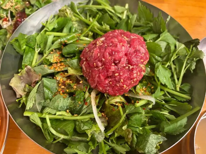 능동육회비빔밥 전체샷