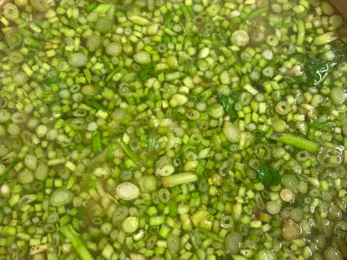 미나리 곰탕 속 재료 클로즈업