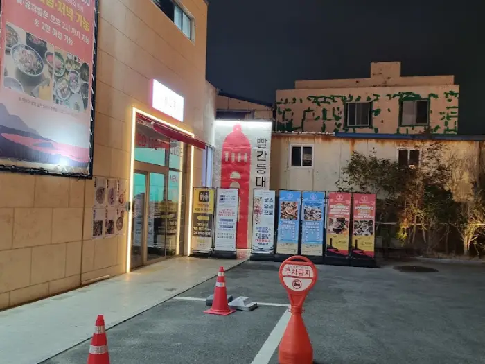 몽작 외부 전경 및 안내 배너