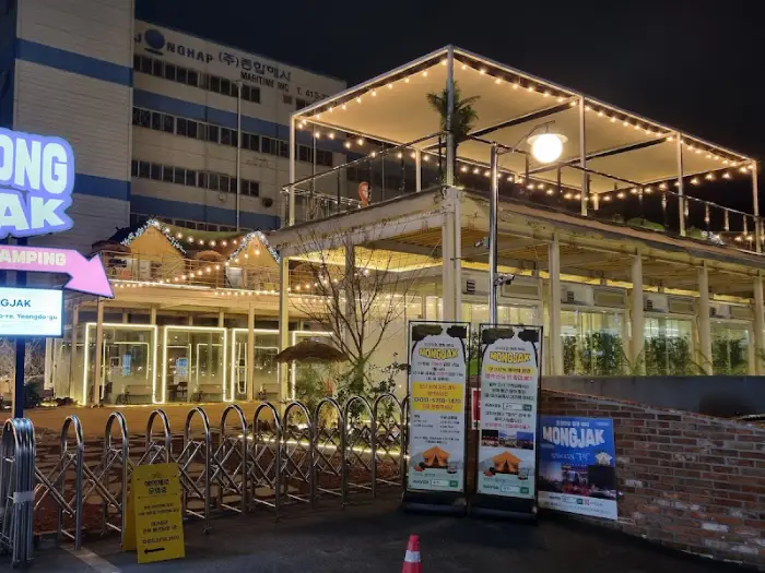 몽작 2층 글램핑 텐트형 룸 모습