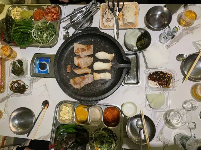 몽작 테이블 세팅 및 고기 구이 모습