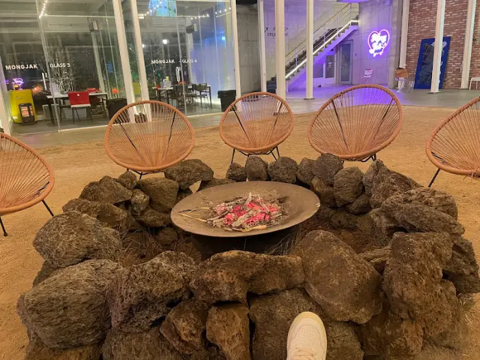 몽작 중앙 모닥불 및 야외 좌석 공간