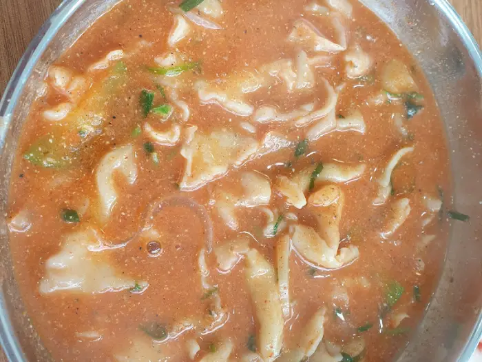 어탕 속 수제비와 건더기 모습