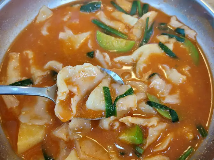 숟가락으로 어탕을 떠올리는 모습