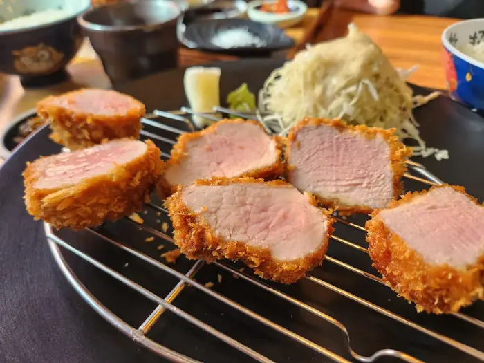 잘 썰린 등심 돈카츠의 단면