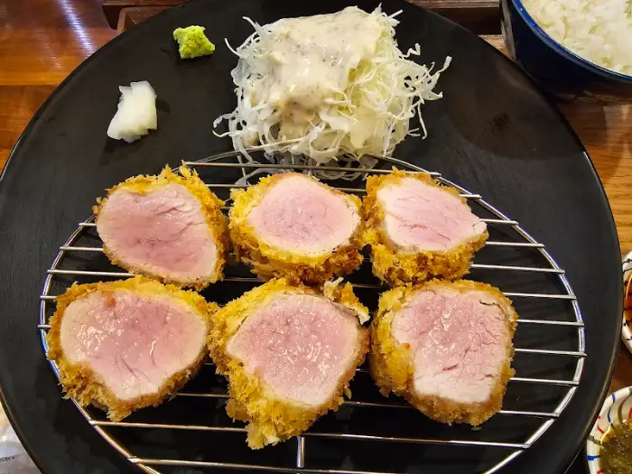 다양한 부위의 돈카츠가 플레이팅된 모습