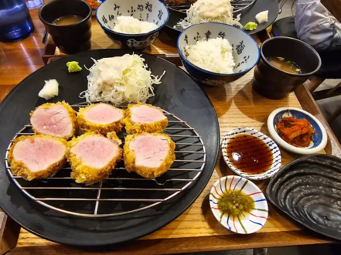 정갈한 밥과 장국, 그리고 반찬