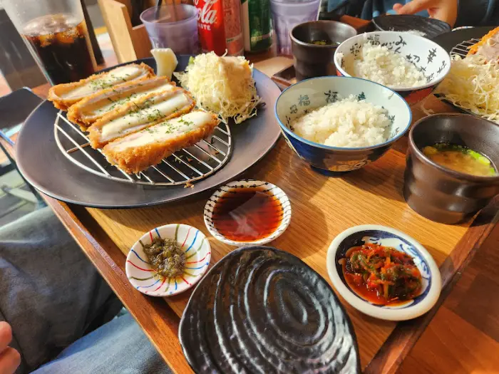 전체적으로 차려진 돈카츠 정식 상차림