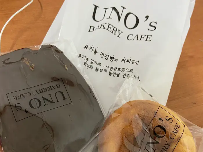 우노스베이커리 봉투와 빵이 담긴 봉투