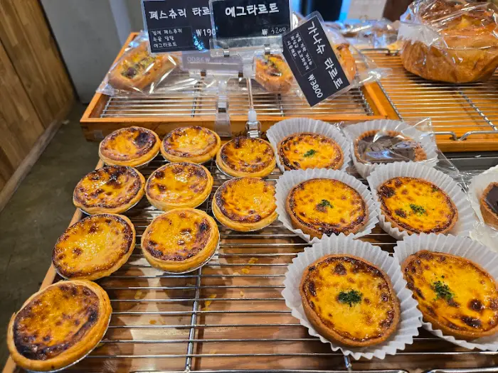 진열된 에그타르트와 다른 빵들
