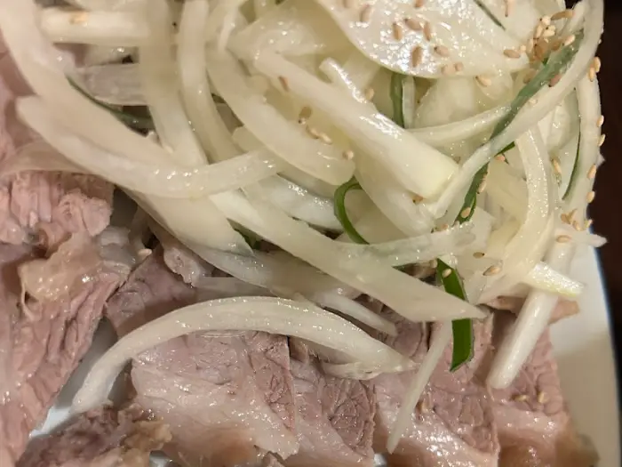 부드러운 수육과 양파무침