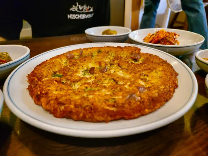 바삭하게 구워진 녹두전