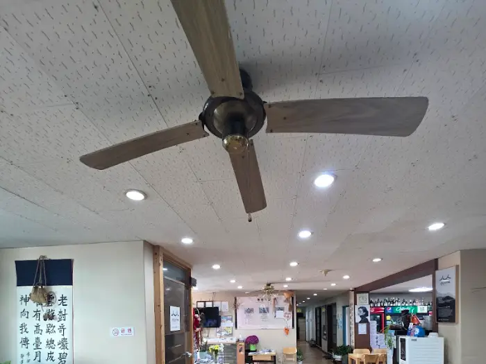 동광식당 내부의 천장 팬