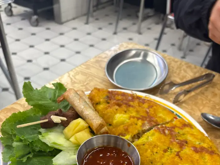 바삭하게 튀겨진 베트남식 튀김과 곁들임 채소