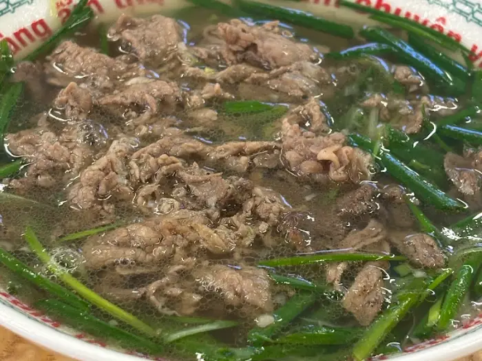 큼직한 고기 조각이 들어간 쌀국수