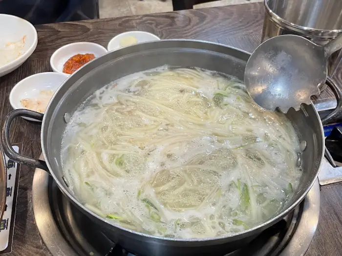 끓고 있는 복해물칼국수